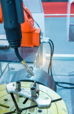 Montaj fabrikasında çalışmaya hattı otomatik robot. Akıllı facto