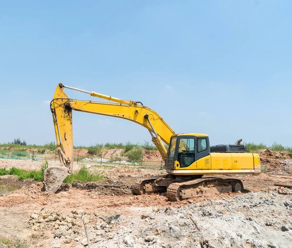 Schwerer Erdbewegungsmaschine mit blauem Himmel im Hintergrund — Stockfoto