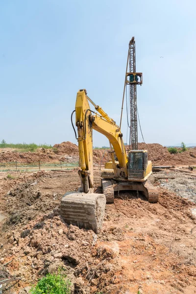 Schwerer Erdbewegungsmaschine mit blauem Himmel im Hintergrund — Stockfoto