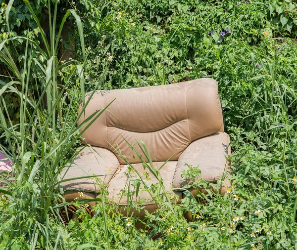 Sofa abandoned in the grass — Stock Photo, Image