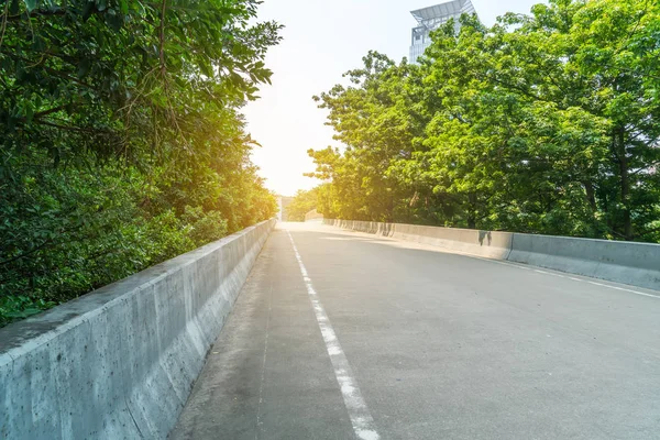 Estrada vazia com ligeiro — Fotografia de Stock