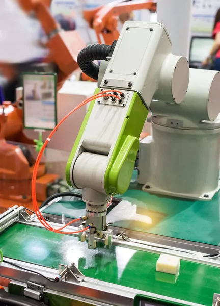 Robot automático en línea de montaje trabajando en fábrica. Inteligente de facto — Foto de Stock