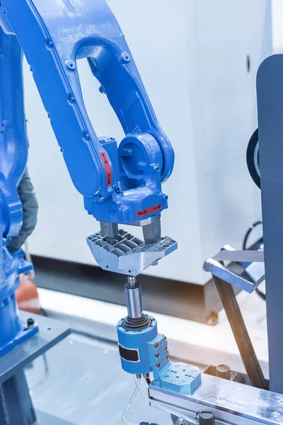 Robot automatique dans la chaîne de montage travaillant en usine. Smart facto — Photo