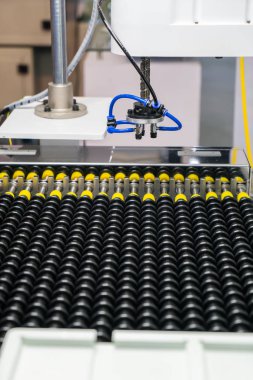 fabrika üretim hattında adlı robot kol