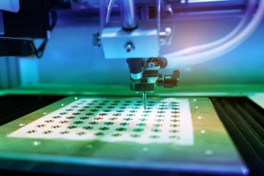 fabrika üretim hattında adlı robot kol