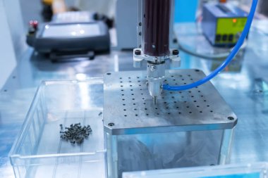 atuomatic vida besleyici cep telefonu montaj donatım fabrikasında.