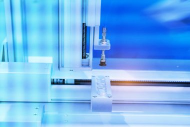 atuomatic vida besleyici cep telefonu montaj donatım fabrikasında.