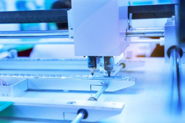 atuomatic vida besleyici cep telefonu montaj donatım fabrikasında.