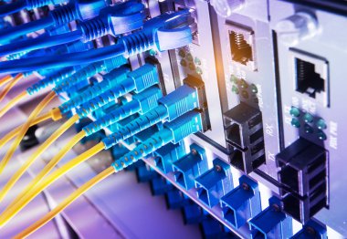 Fiber Optik kablolar ethernet portlarına bağlı optik portlara ve ağ kablolarına bağlı