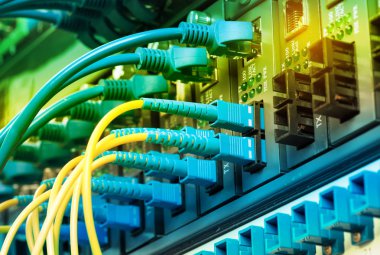 Fiber optik kabloların bağlı bir optik bağlantı noktaları ve ağ kablosu