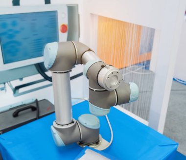 fabrika üretim hattında adlı robot kol