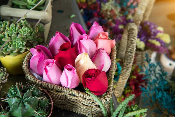 Ramo de rosas en forma de corazón cesta —  Fotos de Stock