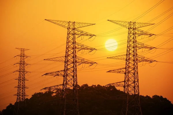 Hög Spänning Elektrisk Transmission Tower Vid Solnedgången — Stockfoto