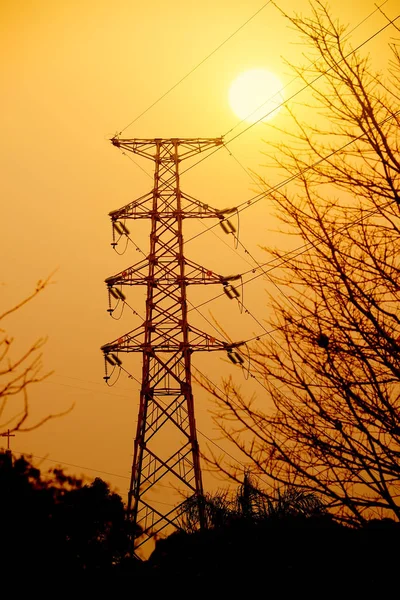 Hög Spänning Elektrisk Transmission Tower Vid Solnedgången — Stockfoto