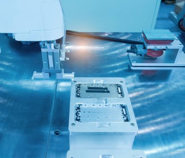 Telefon fabrikasında robot makine görme sistemi