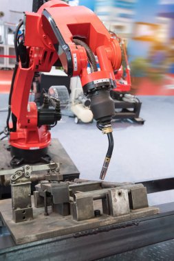 Otomatik kaynak. Kaynak için endüstriyel robotik kol.