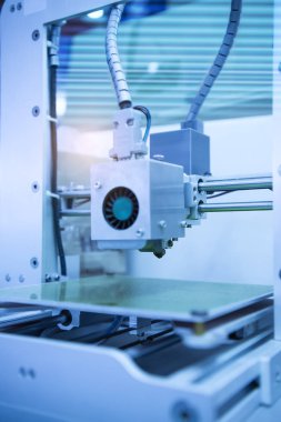 Mavi bir arka plan üzerinde 3D printerlere harcama maddeler