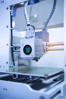 Mavi bir arka plan üzerinde 3D printerlere harcama maddeler