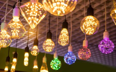 Dekoratif edison stili diyot lambası tavandan sarkıyor