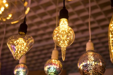 Dekoratif edison stili diyot lambası tavandan sarkıyor