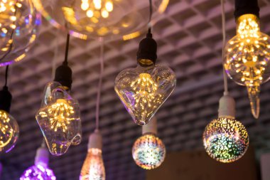 Dekoratif edison stili diyot lambası tavandan sarkıyor