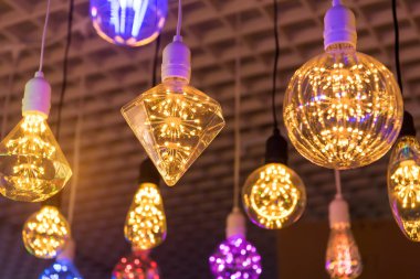 Dekoratif edison stili diyot lambası tavandan sarkıyor