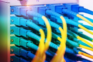 bulanık arkaplanda fiber optik telekomünikasyon kabloları