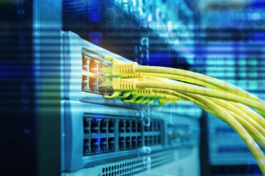 Veri merkezinde ağ paneli, anahtar ve kablo