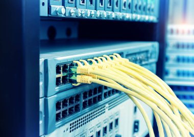 Veri merkezinde ağ paneli, anahtar ve kablo