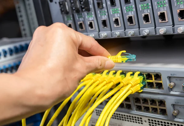 Hand Med Nätverkskablar Ansluten Till Servrar Ett Datacenter — Stockfoto