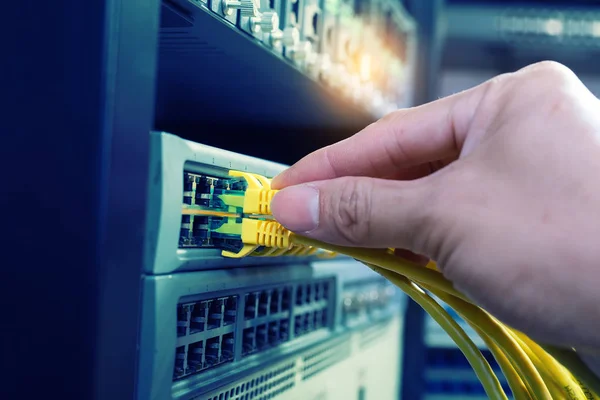 Ręka Administratora Trzymającego Kable Sieciowe Podłączone Serwerów — Zdjęcie stockowe