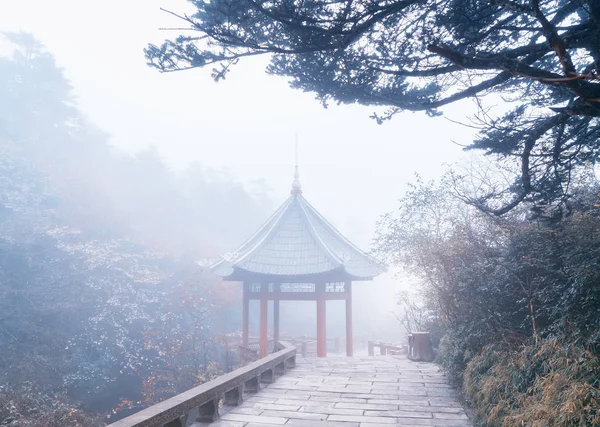 Padiglione Tradizionale Cinese Nebbia Pioggia Emeishan Cina — Foto Stock