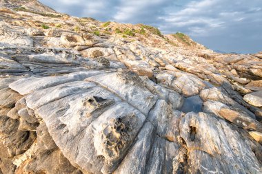 Deniz kıyısındaki güzel kayalar