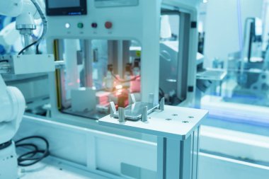 Cep telefonu kalıp içinde robot makine sistemi fabrika.