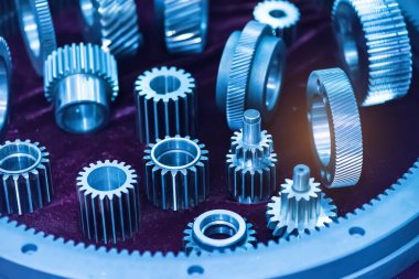 Fabrikadaki metal dişliler.