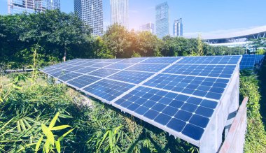 Modern Şehrin Parkındaki Güneş Panelleri