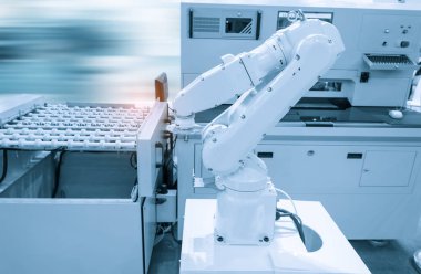 Cep telefonu kalıp içinde robot makine sistemi fabrika.