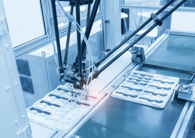 Cep telefonu kalıp içinde robot makine sistemi fabrika.