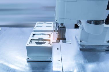yapay zeka makine telefon fabrikasında çalışmaya