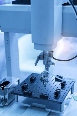 CNC makinesinin fabrikada çalışan PCB işlemesi