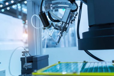 CNC makinesinin fabrikada çalışan PCB işlemesi