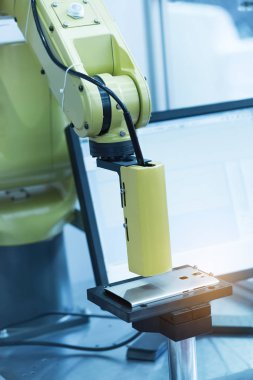 Telefon fabrikasında robot makine görme sistemi