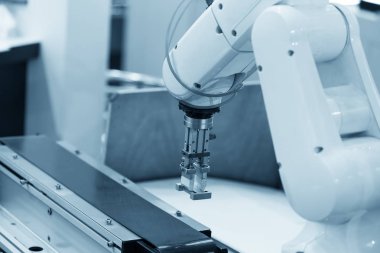 Cep telefonu kalıp içinde robot makine sistemi fabrika.