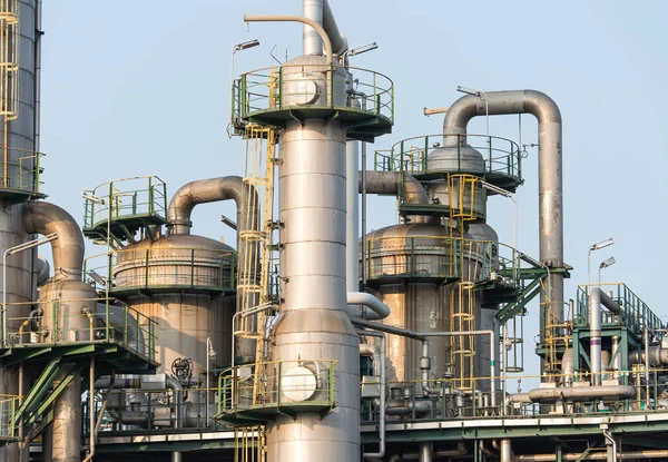 Fabbrica di trasformazione del gas. paesaggio con industria del gas e del petrolio — Foto Stock