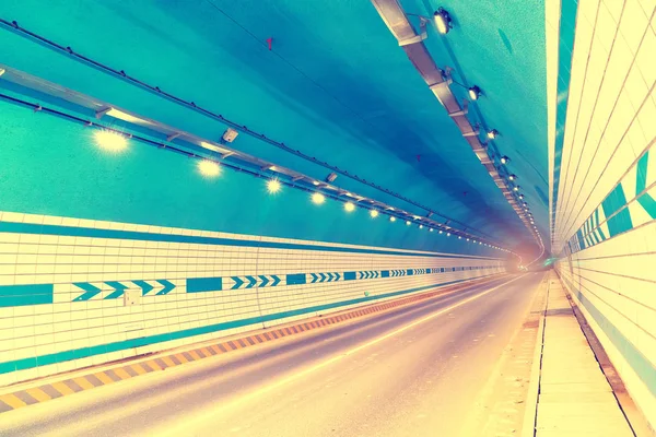 都市高速道路トンネル内の要約速度移動 ぼやけた動き — ストック写真