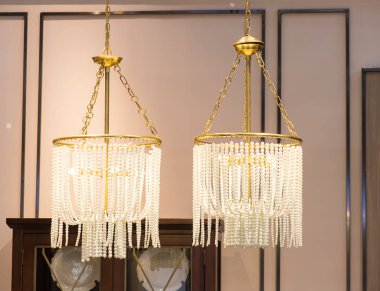 Alışveriş merkezinde zarif bir avize.