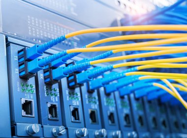 Fiber Optik kablolar optik portlara ve UTP 'ye bağlandı, ethernet portlarına bağlı ağ kabloları.