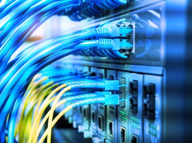 Veri merkezinde optik fiber bilgi teknolojisi ekipmanları