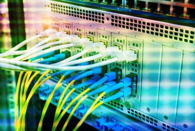 Veri merkezinde optik fiber bilgi teknolojisi ekipmanları