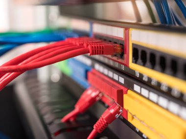 Bir anahtara bağlı ağ kabloları